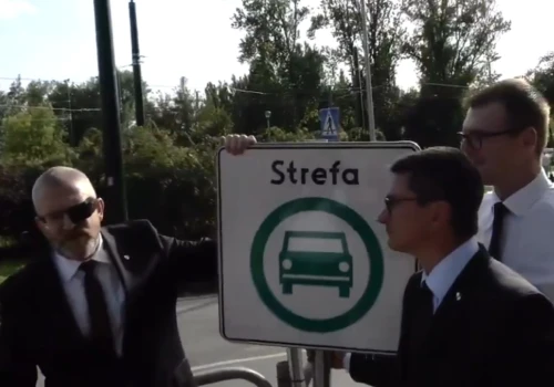 Grzegorz Braun „likwidował” SCT w Krakowie. Ścięty znak okazał się atrapą