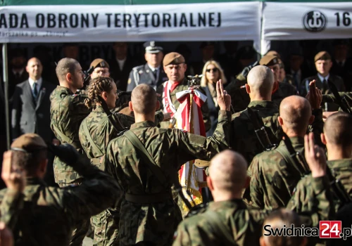Nowi żołnierze Wojsk Obrony Terytorialnej złożyli przysięgę na świdnickim Rynku