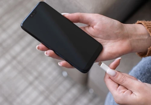 Ładujesz telefon w nocy? Zdziwisz się, ale w ten sposób niszczysz baterię