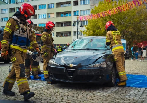 Inscenizacja wypadku i pokaz działania służb na legnickim Rynku (FOTO)