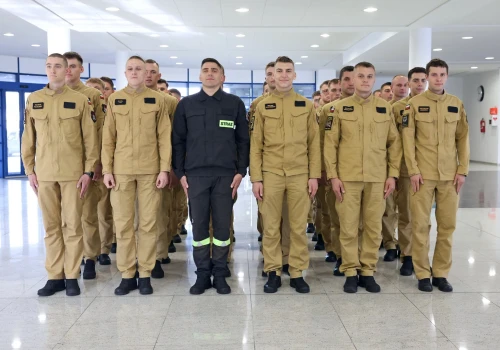Nowi strażacy gotowi do służby. Zakończyli szkolenie w CS PSP