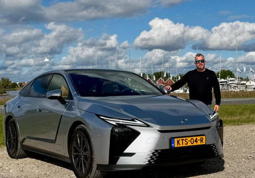Nowy Lexus ES urósł niemal do rozmiarów LS-a. Z tyłu dzieją się rzeczy absurdalne