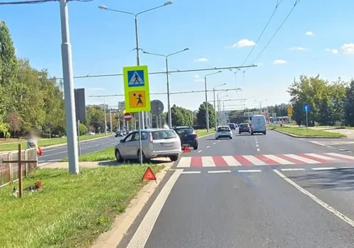 Zderzenie Forda i Dacii na ul. Jana Pawła II. Jeden pas jest zablokowany