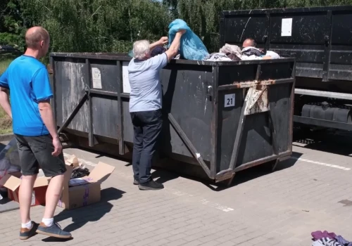Prawie 25 ton ubrań w dwa dni. Chojniczanie czyszczą szafy. Wywieźli 21 transportów tekstyliów