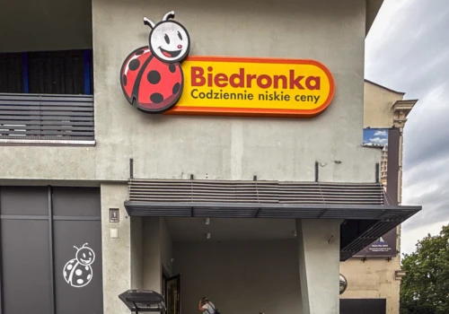 Biedronka kusi, by zagracić sobie kredens. No, ale za trzy dychy to szkoda nie wziąć