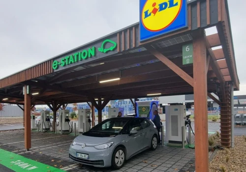 Lidl obniża ceny za ładowanie AC przez aplikację Lidl Plus. Równowartość 83 groszy/kWh. Tyle że we FRANCJI…