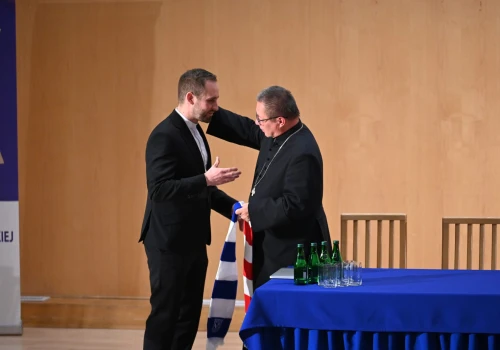 Kard. Grzegorz Ryś dostał szalik kibicowski z barwami Lecha Poznań i Cracovii