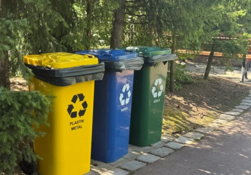 Żółte pojemniki na celowniku. Zużyte szczoteczki i blistry to duży błąd