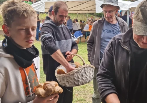 Mały prawdziwek, wielkie emocje! Pobili grzybowy rekord