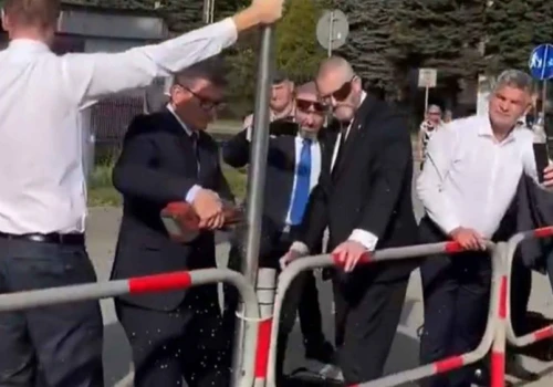 Grzegorz Braun swoją propagandę trzyma na trytytkach. Z SCT było tak dosłownie