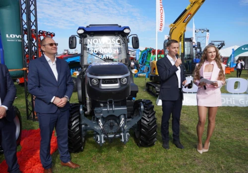 Cztery nowe ciągniki LOVOL odsłonięte w Bednarach. Uroczysta premiera podczas AGRO SHOW 2026
