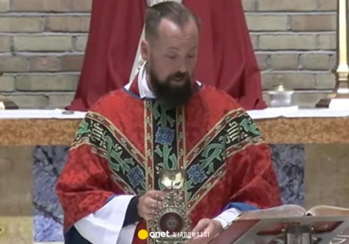 Ksiądz z USA rozpłakał się w czasie mszy i nie mógł podnieść kielicha