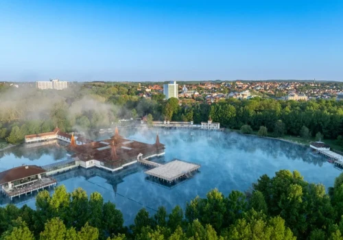 Największe jezioro termalne Europy. Od lat przyciąga kuracjuszy i turystów