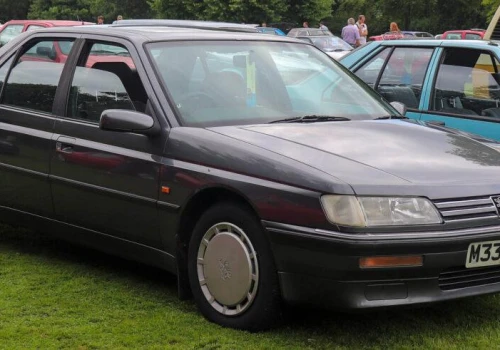 Peugeot 605 V6 jechał 231 km/h i hamował ze 100 km/h na 38 metrach. Spalał 18 litrów na 100