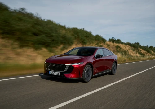 Mazda 6e po roku dostaje to, czego brakowało. Jedna bateria zamiast dwóch, ładowanie dwa razy szybsze i nowa wersja Homura Plus
