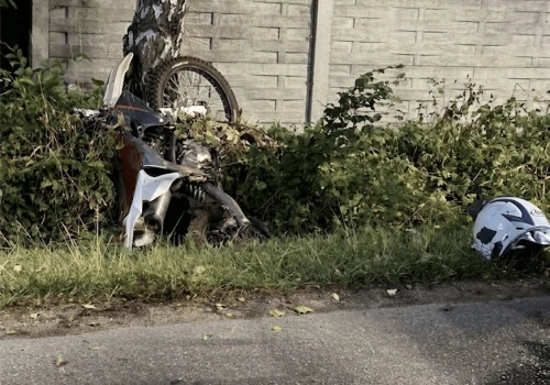 Tragedia na Podkarpaciu. Nie żyje 16-letni motocyklista. Uderzył w drzewo