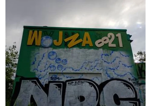 Warszawa: Opuszczona myjnia przy Arkadii. Jest własnością PKP. Jaka jest jej historia i jaka jest przyszłość?