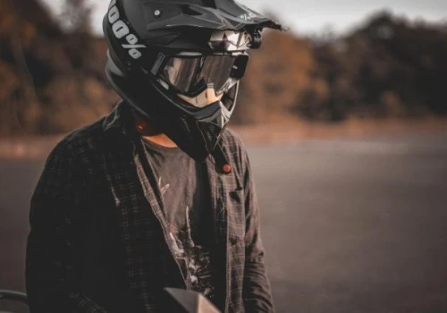 Jak dobrać kask motocyklowy? Rozmiar, normy i homologacja ECE 22.06