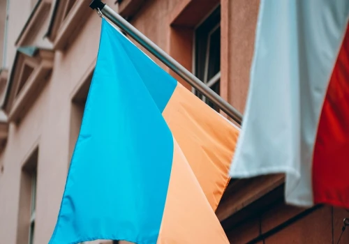 Emerytura dla Ukraińców po „jednej składce”? Mentzen ma rację? Ekspert wyjaśnia