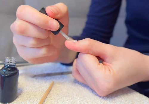 Najbardziej wyrafinowany manicure jesieni? Zastąpi nude. Trudno będzie mu się oprzeć