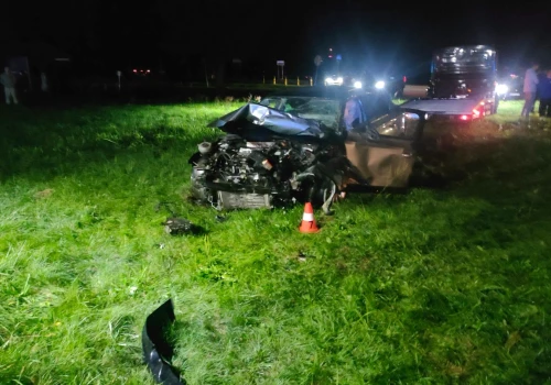 Tragiczny finał czołowego zderzenia pod Lesznem. Nie żyje 18-latka. Policja ujawnia pierwsze ustalenia