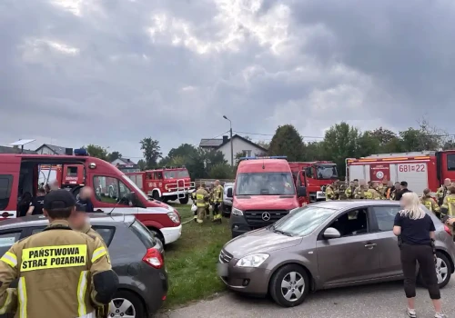 Kobieta nie żyje, sprawca uciekł. Wielka obława pod Warszawą, śmigłowiec, drony psy tropiące, strażacy i policjanci