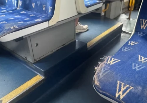 Fotele w tramwajach niszczeją. MPK testuje ekoskórę, pasażerowie chcą plastiku