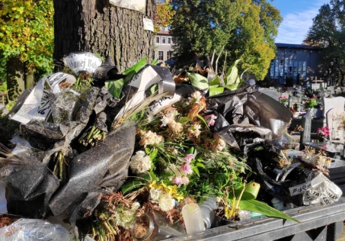Od września zmiany na cmentarzach. Szkło, plastik i znicze trafią gdzie indziej