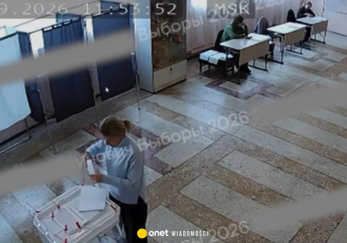 Wybory w Rosji. Przedstawicielka komisji wyborczej dosypała głosy do urny