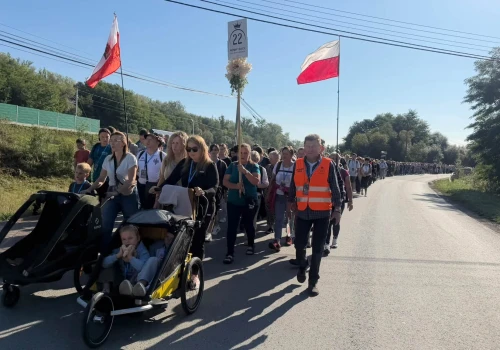 Ponad 1100 pielgrzymów ruszyło z Nowego Sącza do Limanowej. Przeszli 26 kilometrów