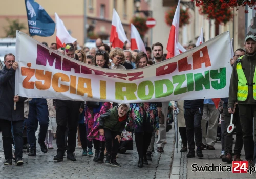 Ulicami Świdnicy przeszedł Marsz dla Życia i Rodziny. „Wspólnie uczymy się miłości i bycia dla drugiego człowieka”