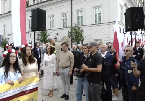 Marsz Korony ruszył w Warszawie. „Polska za pokojem” przechodzi przez centrum