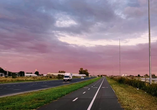 Silny wiatr. Możliwe burze - ostrzeżenie meteo dla powiatu legnickiego