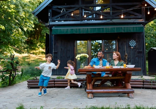 Klasa średnia ucieka z wielkich miast do siedlisk, łudząc się, że pozbędzie się swoich „dram”. „Patrzą na nas, jak na turystów”