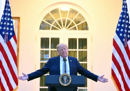 Zetrzeć z powierzchni ziemi, pozwolić „gnić” lub zawrzeć umowę. Trump ws. Iranu