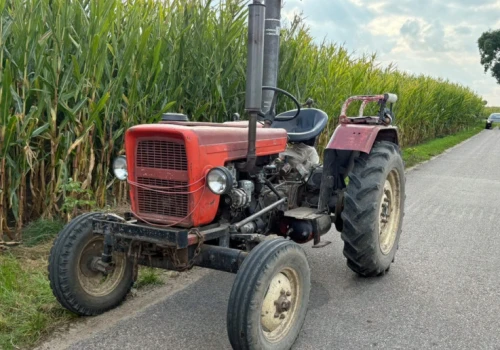 Policjanci odzyskali skradziony traktor. Złodziej ukrył się w szopie pod arkuszem blachy