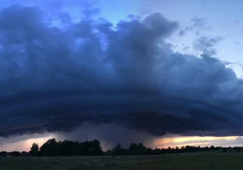 Burze i silny wiatr na północy Polski. Porywy mogą osiągnąć 80 km/h