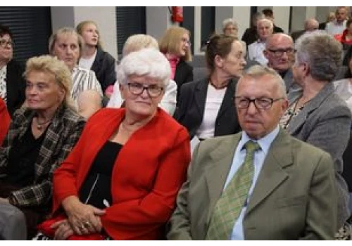 Pleszew oczarowany! Jan Traczyk zachwycił publiczność w Zajezdni Kultury. Wyjątkowy koncert na 164-lecie Banku Spółdzielczego w Pleszewie