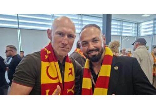 Znani na meczu Korona Kielce – Raków Częstochowa na Exbud Arenie. Andrzej Gołota, Krzysztof Włodarczyk, Łukasz Maciejczyk, Wojciech Cygan