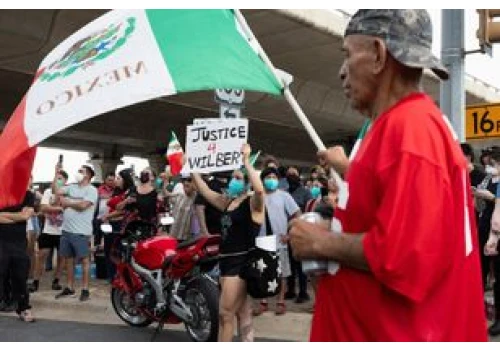 Protest w Austin. Funkcjonariusz ICE postrzelił migranta