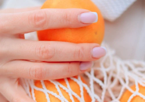 Paznokcie french ombre to delikatniejsza wersja klasyki. Wyglądają elegancko i pasują do wszystkiego
