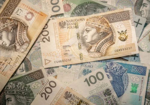 NFZ chce ukrócić „bilokację” lekarzy. Na nowych kontrolerów brakuje jednak pieniędzy