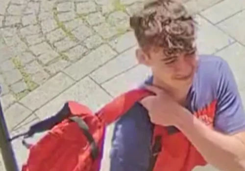 Zniszczył drzwi w budynku w centrum Katowic. Jest poszukiwany przez Policję