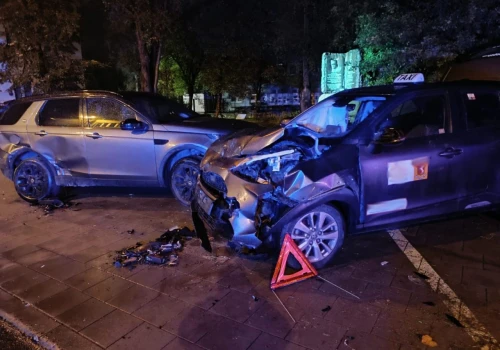Toyota wypadła z drogi na ul. Lipowej w Lublinie. Uderzyła w zaparkowanego Land Rovera