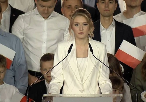 Media: Kinga Duda miała wypadek na S7. Trafiła do szpitala