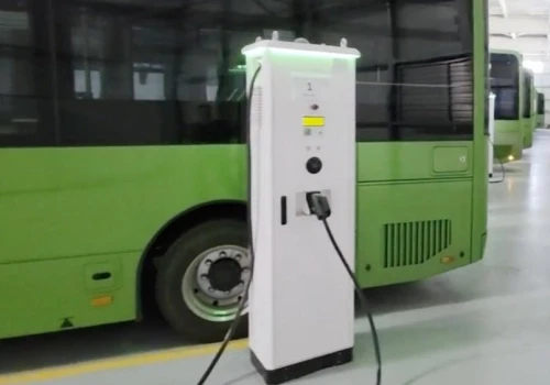 Autobusy w Warszawie naładują się szybciej. Do akcji wchodzi nowy gracz