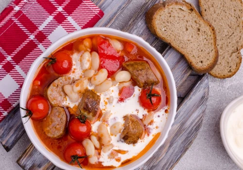 Pieczone pomidory z fasolą i czosnkiem. Obiad z jednej blachy w 20 minut
