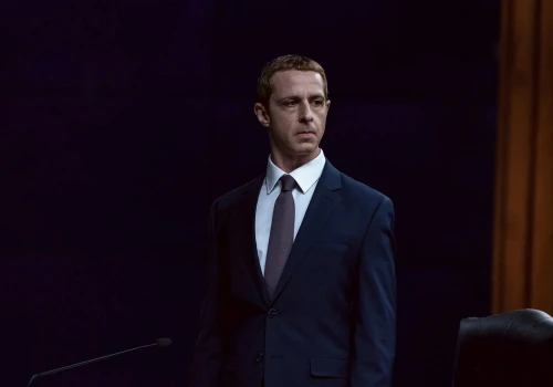 Jeremy Strong stał się Zuckerbergiem. 