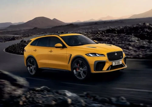Duda uderza w bariery na S7. Jaguar odjeżdża na lawecie