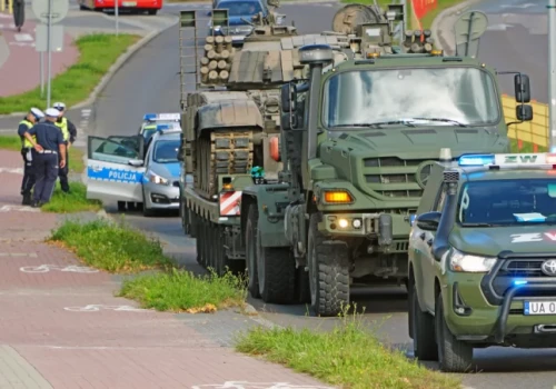 Nietypowe zdarzenie w Łomży. Czołg uszkodził słup i znaki drogowe